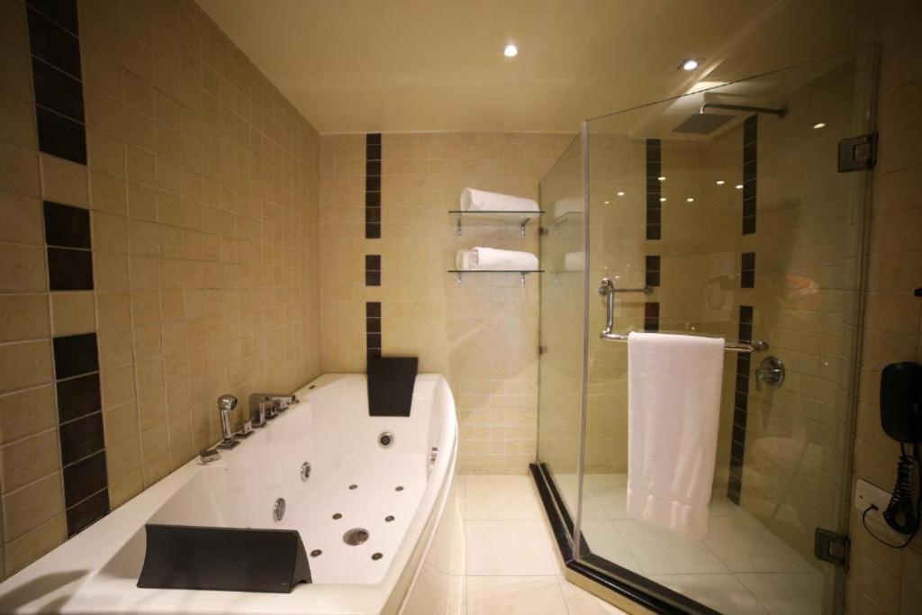 Park Lane Hotel Lahor Dış mekan fotoğraf